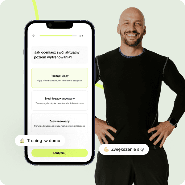 Trainer Paweł with a phone showing the app